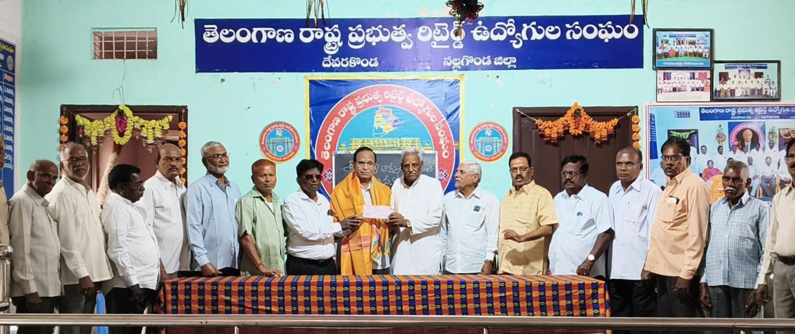 దేవరకొండ రిటైర్డ్ ఉద్యోగుల సేవాసదనం నిర్మాణానికి దాతల చేయూత: రూ. 10,116/-  విరాళం అందజేసిన కర్నాటి పాపయ్య దంపతులు.